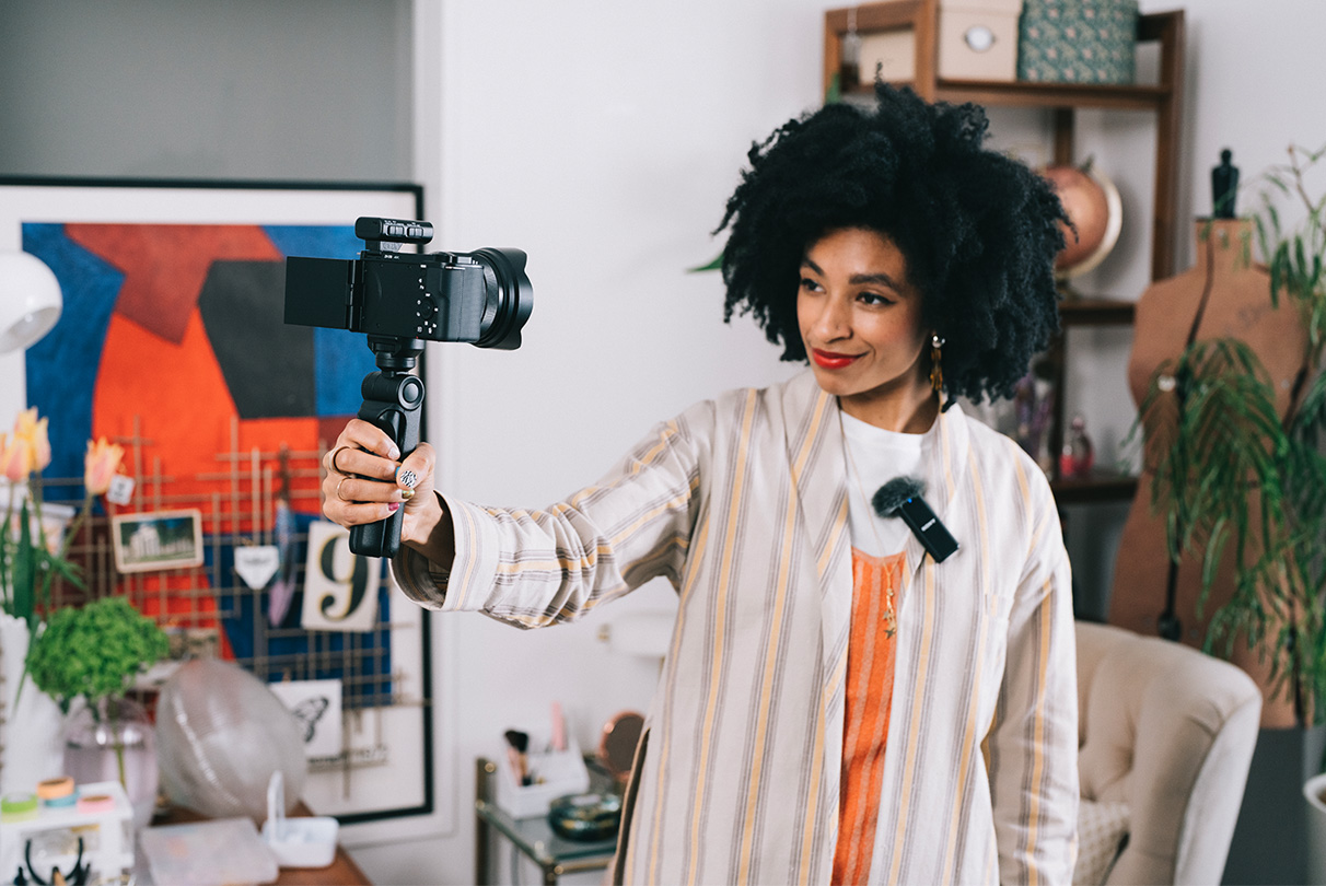 Не нужно беспокоиться о том, что кабели помешают сигналу, как бывает при передаче аналогового звукового сигнала. Подключите микрофон от Sony с цифровым звуковым интерфейсом к камере ZV-E10 через мультиинтерфейсный разъем и получите четкий звук с низким уровнем шумов. Для еще лучшего качества аудио можно подключить любимый микрофон через соответствующее гнездо.